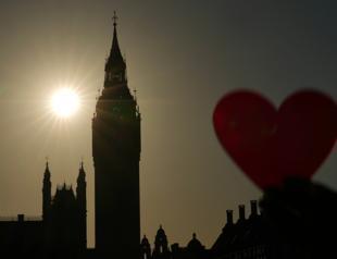 UK economy slows amid political unrest, Mideast war