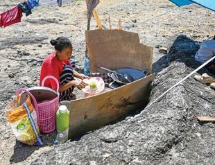 Thousands in Indonesia await aid after quake kills 54