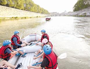 Rafts on Tiber River cool down tourists