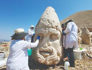 Nemrut’s ancient statues undergo nanolime treatment for preservation