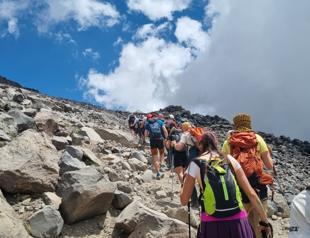 Nearly 4,000 climbers scale eastern Türkiye’s Mount Ağrı