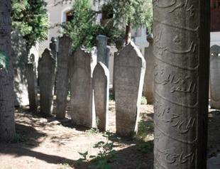 Academics map Istanbul gravestones to preserve heritage