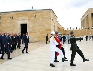Türkiye marks 104th Victory Day as Erdoğan visits Anıtkabir amid naval parade