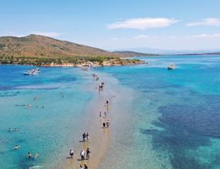 Summer tides reveal hidden path connecting Cunda, Maden islands