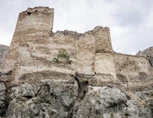 New paved road smooths journey to historic Engüzekkapı Castle