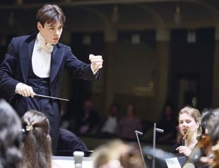 Young conductor takes on ‘Carmina Burana’ at Aspendos
