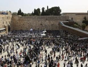Thousands of Israelis enter Western Wall plaza amid tight security