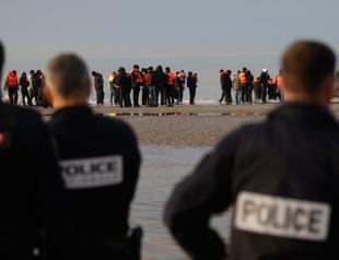 6 arrested in UK protest against migrant boat