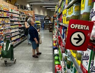Argentine poverty rate climbs, in setback for Milei
