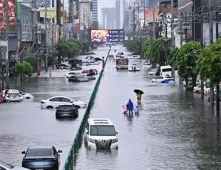 Bangkok floods force thousands into emergency shelters