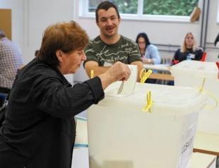 Bosnia votes as wartime ethnic divisions dominate