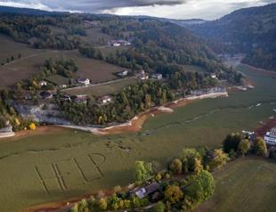Cry for help as French-Swiss lake dries up