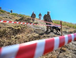 Turkish troops conduct mine clearance near Iraq border