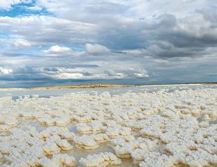 Crystallized salt draws photographers to Türkiye’s Tuz Lake