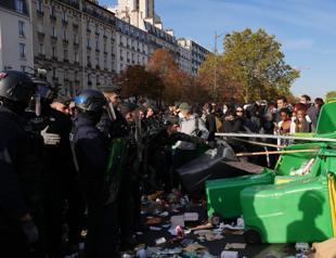 Thousands mass in France for high school protests