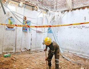 School roof collapse kills teacher, 27 children in Pakistan