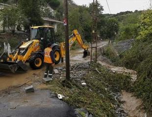Istanbul demolishes streambed buildings after deadly floods