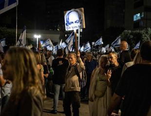 Thousands rally in Tel Aviv against Netanyahu ahead of vote