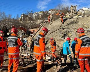 Quake team established in risky city