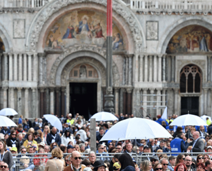 Pope holds mass in Venices St Marks