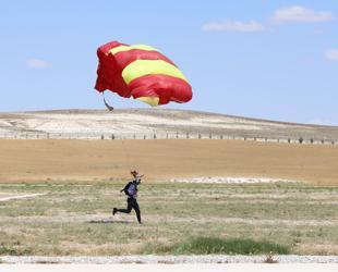 Eskişehir fest welcomes dozens of parachutists
