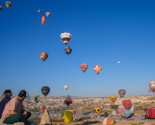International hot air balloon event brings color to skies of central Türkiye