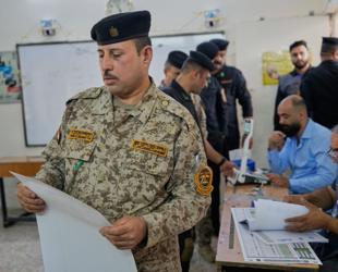 Iraqi forces, displaced people vote early ahead of election