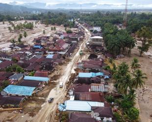 Race to get aid to Asia flood survivors as toll nears 1,200