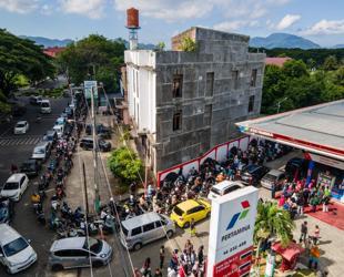 Frustration in Indonesia as flood survivors await aid