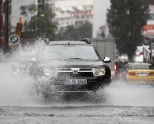 Heavy rains batter Istanbul as waterlogged streets disturb daily life