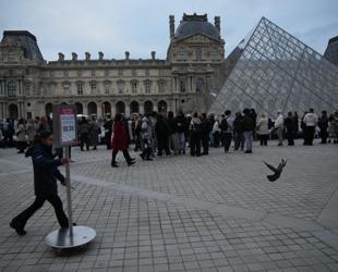 Hundreds queue at Louvre museum as strike vote delays opening