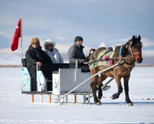 Frozen lake draws visitors as sleigh season opens in eastern Türkiye