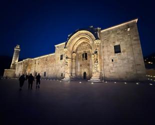 Iconic Sivas mosque shines anew with dazzling nighttime light display