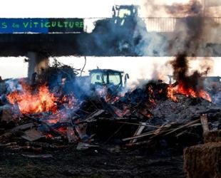 Macron meets French farmers in bid to defuse anger over trade deal