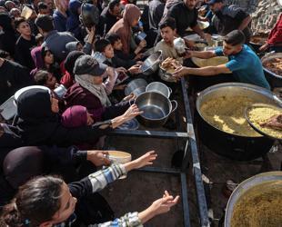 US pledges $2 bln for UN aid, with warning