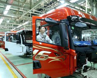 Chinas factory activity edges up, snapping 8-month slide