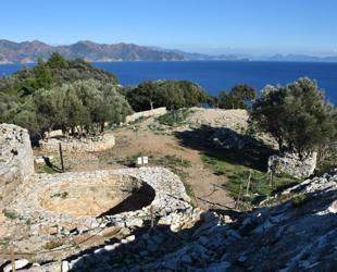 Silver necklace depicts Assyrian goddess