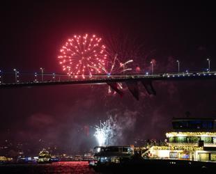 Türkiye ushers in 2026 with sparkling nationwide events