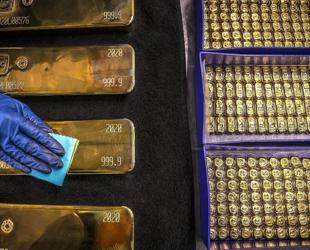 Gold prices rise, oil volatile amid geopolitical tensions