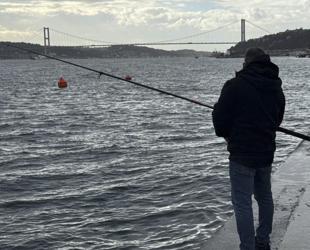 Warm winds draw anglers to Istanbul’s Bosphorus shores
