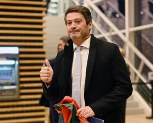 Portugal far-right hopeful enters vote as favorite