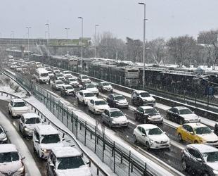 Snow-covered streets, transit woes haunt daily life in Istanbul