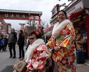 Record number of 42.7 million tourists flock to Japan last year