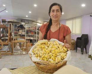 Turkish woman honored for reviving Hatay’s rare yellow silk