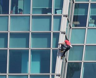 American daredevil free-climbs Taiwans tallest building