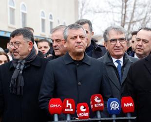 Özel marks quake anniversary with tour