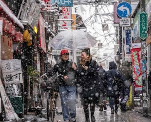 Japanes brave snow to vote in snap election