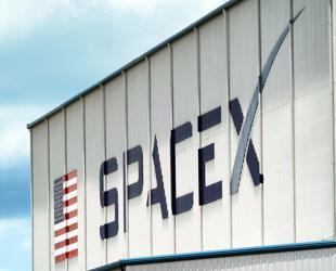 SpaceX shifts focus from Mars to Moon, Musk says