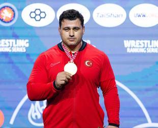 Veteran wrestler Kayaalp wins gold on return after suspension lifted
