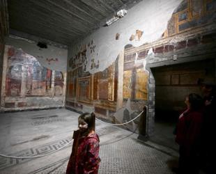 Virgin frescoes emerge from Pompeii suburb